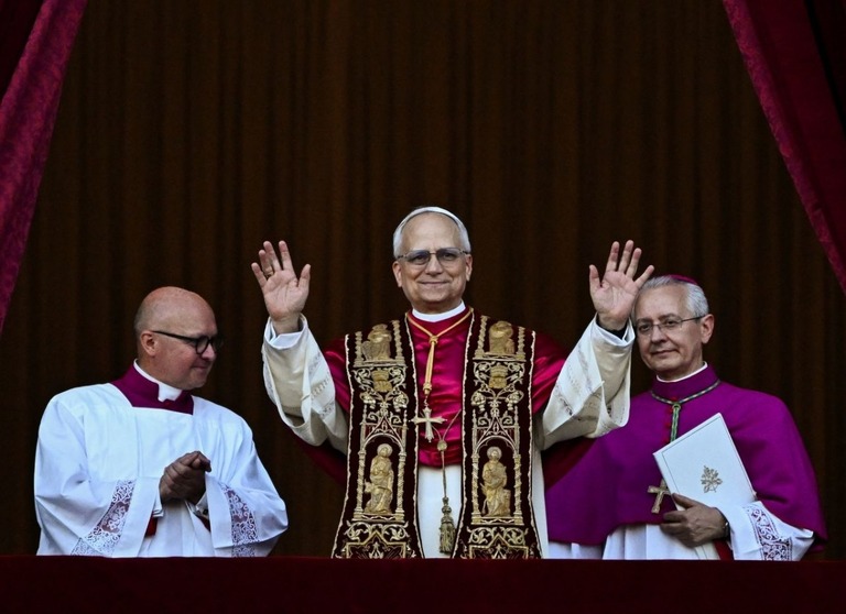 サンピエトロ大聖堂のバルコニーに姿を見せた第２６７代ローマ教皇レオ１４世/Dylan Martinez/Reuters