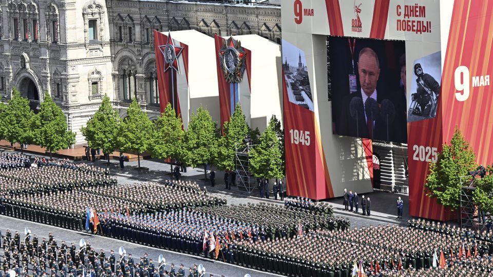 軍事パレードに参加するロシア軍の兵士たち/Maxim Bogovid/RIA Novosti/AP