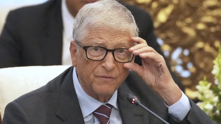 インドネシアのスビアント大統領と面会するビル・ゲイツ氏＝５月７日、ジャカルタ/Achmad Ibrahim/AP
