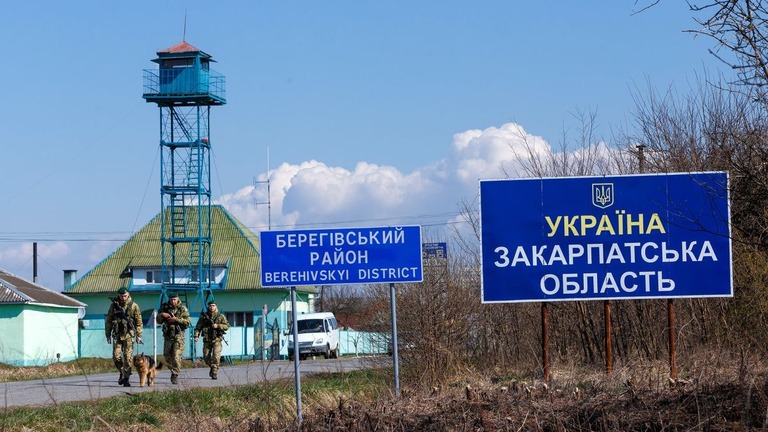 ウクライナ南西部ザカルパート州で活動する同国の兵士/Serhii Hudak/Ukrinform/Future Publishing/Getty Images