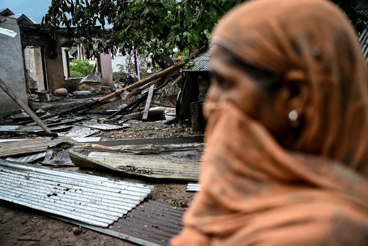 パキスタンの砲撃で破壊された民家の外に立つ女性=8日、カシミール地方ウリのサラマバード村/Sajjad Hussain/AFP/Getty Images