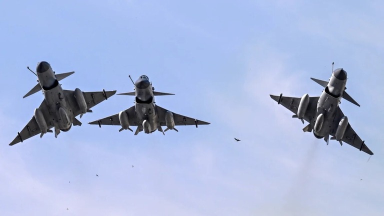 パキスタン空軍のＪ１０戦闘機が首都イスラマバードでの式典中、大統領官邸の上空を飛行する様子＝３月２３日/Aamir Qureshi/AFP/Getty Images