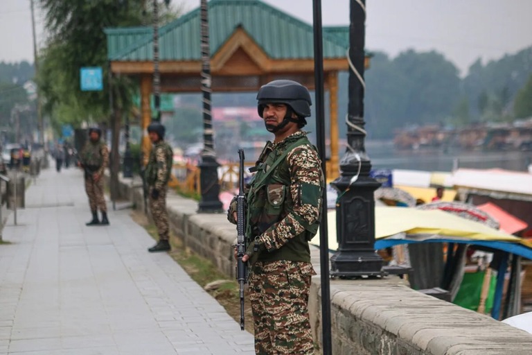 湖岸で警戒に当たるインドの兵士＝９日、ジャム・カシミール/Firdous Nazir/NurPhoto/Getty Images