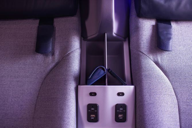 「プレミアム・エコノミー」。個人の持ち物の収納スペースが増えた/Air New Zealand