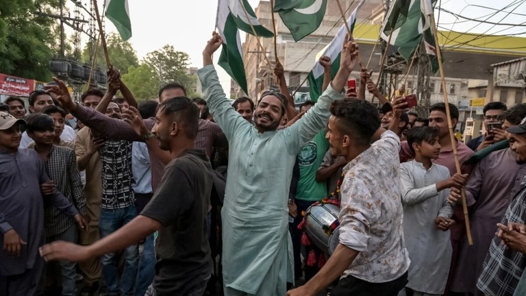 停戦発表後、喜びに沸く人々＝１０日、ハイデラバード/ Akram Shahid/AFP via Getty Images