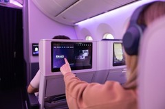 「プレミアム・エコノミー」。新しい座席は固定シェル設計のため、他の乗客の迷惑にならずに座席をリクライニングできる