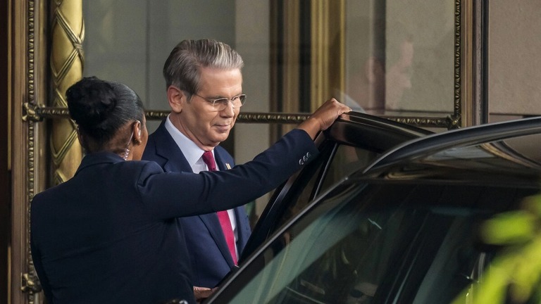 ホテルを出て中国当局者との協議に向かうベッセント米財務長官＝１０日、スイス・ジュネーブ/Fabrcie Coffrini/AFP/Getty Images