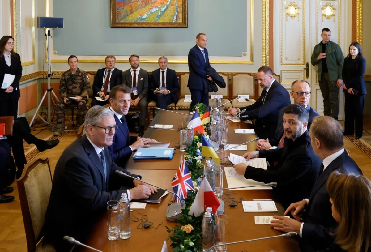 英仏独およびポーランドの首脳と同席したウクライナのゼレンスキー大統領(右)=10日、ウクライナ首都キーウ/Ludovic Marin/Pool/AFP/Getty Images