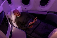 「ビジネス・プレミア・ラックス」。完全に閉まるドアと、ビジネス・プレミアのシートよりも大きなベッドが備わる