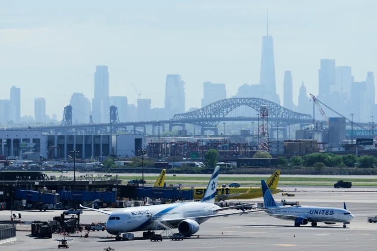 ニューアーク・リバティー国際空港＝７日、米ニュージャージー州/Seth Wenig/AP