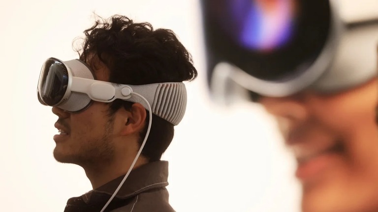 発売日にアップル「ビジョン・プロ」を試すユーザー＝２０２４年２月２日、ロサンゼルス/David Swanson/AFP/Getty Images