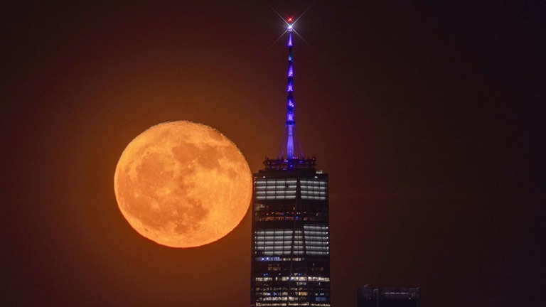 米ニューヨーク市の夜空に輝く「フラワームーン」＝２０２４年５月/Gary Hershorn/Corbis News/Getty Images/File
