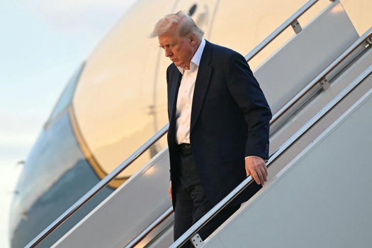 大統領専用機から降機するトランプ米大統領＝４日、メリーランド州/Saul Loeb/AFP via Getty Images