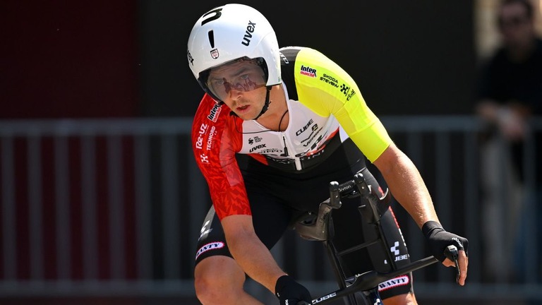 ジロ・デ・イタリアで走るディオン・スミス選手/Tim de Waele/Velo/Getty Images