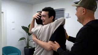 家族と再会したイスラエル系米国人のエダン・アレクサンダーさん