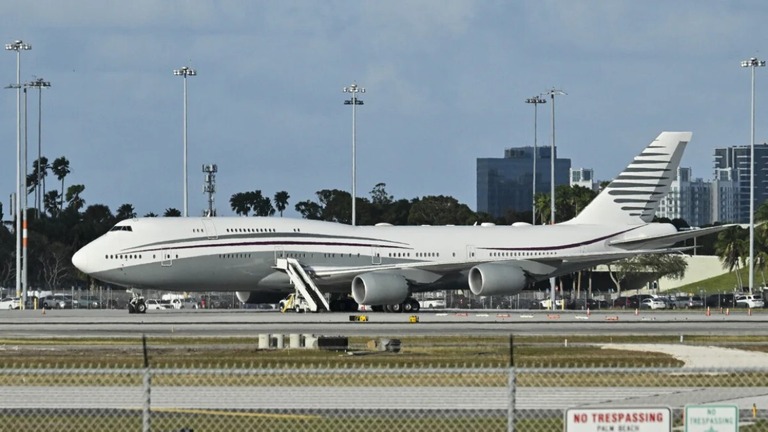 フロリダ州パームビーチ国際空港の駐機場に駐機しているボーイング７４７型機の写真＝２５年２月１５日/Roberto Schmidt/AFP/Getty Images