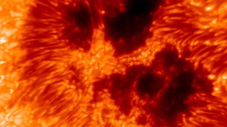 米国立科学財団（ＮＳＦ）の「ダニエル・Ｋ・イノウエ太陽望遠鏡」で捉えた太陽の表面のクローズアップ画像。黒点群の周囲の時期活動が写っている/VTF/KIS/NSF/NSO/AURA