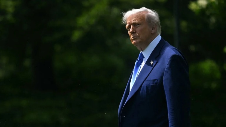 トランプ米大統領が課した関税は金融市場を追い込み、期待基準値を作り出した/Jim Watson/AFP/Getty Images