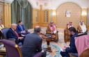 トランプ氏、シリアとの「関係正常化を模索」　暫定大統領との会談受け明言