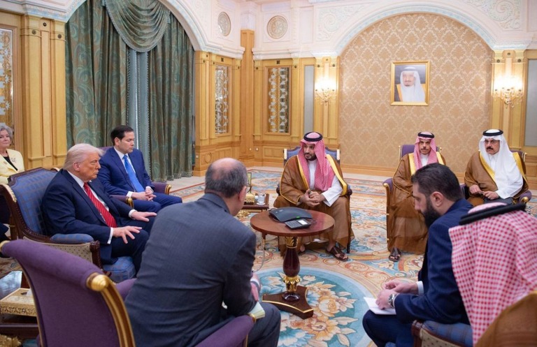 サウジアラビアのリヤドで、トランプ氏がシリア暫定政権のシャラア大統領と会談した/Saudi State TV