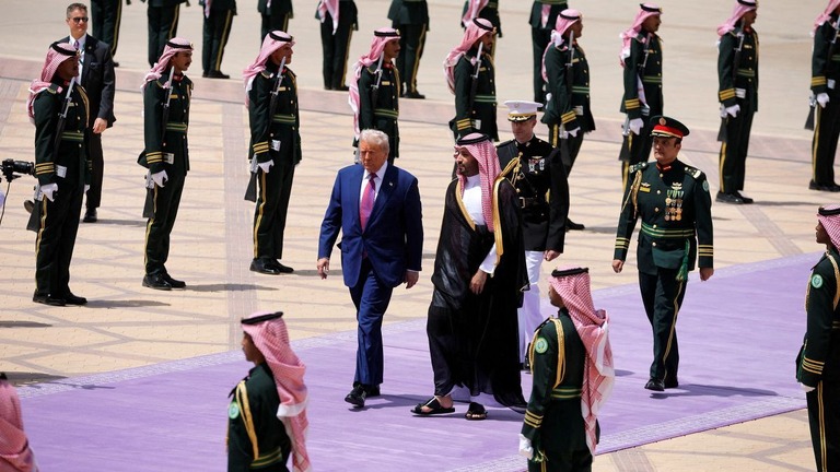 リヤドの空港で紫の絨毯の上を歩くトランプ米大統領（中央左）とムハンマド皇太子/Brian Snyder/Reuters