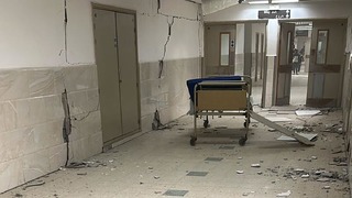 イスラエル軍の空爆によって破損した病院の内部＝１３日、パレスチナ自治区ガザ地区ハンユニス