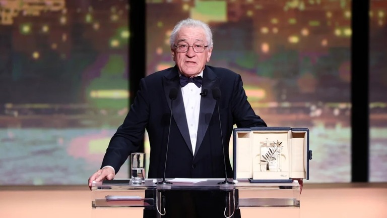 カンヌ国際映画祭で受賞スピーチを行うロバート・デ・ニーロさん＝１３日/Andreas Rentz/Getty Images