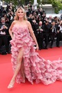 ドレスコードを無視して、エリー・サーブの花びらをイメージしたドレスを身にまとうハイディ・クルム。