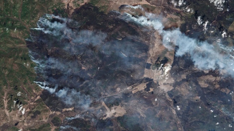 ロシア極東のブリヤート共和国で急速に広まる山火事を捉えた衛星写真＝１３日/Gallo Images/Orbital Horizon/Copernicus Sentinel Data 2025/Getty Images