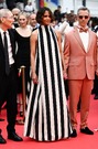 ジャックムスのストライプドレスを身にまとうハル・ベリー。用意していたガウラフ・グプタのドレスはルール違反の懸念があったため断念した。ジェレミー・ストロングはジャックマリーマージュのダスティローズのタキシードを着用＝１３日