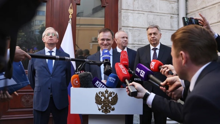 記者団に応じるロシアのメジンスキー大統領補佐官＝１５日、トルコ・イスタンブール/Burak Kara/Getty Images
