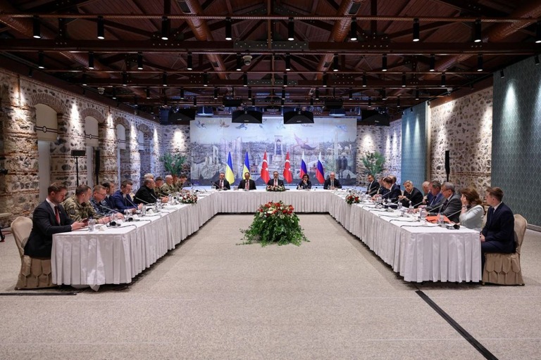 トルコの外相が議長となり、ロシアとウクライナの代表団が会談を行った/Kucukkaya/Anadolu/Getty Images