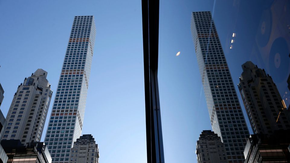 マンハッタンにある別のビルのガラスに映った超極細のマンション「４３２パーク・アベニュー」/Seth Wenig/AP