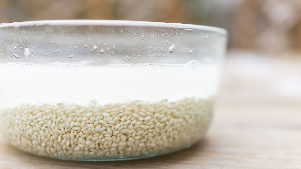米を一晩水につけ、調理前に水を切ればヒ素の水準を大幅に低減できる/krblokhin/iStockphoto/Getty Images