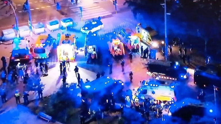 車が突っ込んだＲＣＤＥスタジアム付近の様子。多くの警察官や救急隊員が出動している/Mossos