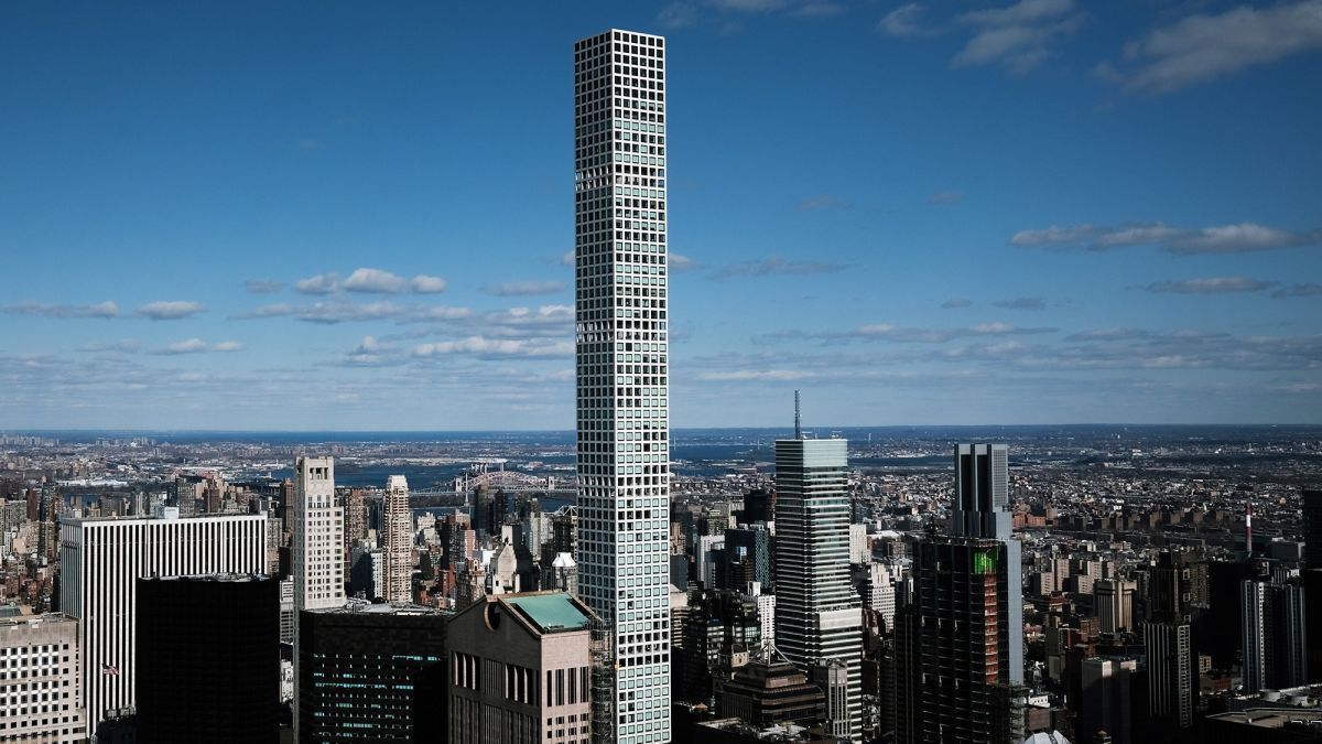 米ＮＹの超高級住宅街に立つ極細の超高層マンションを巡り、訴訟が起きている