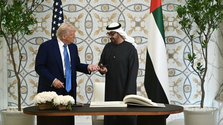 トランプ米大統領（左）とＵＡＥのムハンマド大統領がＡＩ施設の建設提携で合意した/Brendan Smialowski/AFP/Getty Images