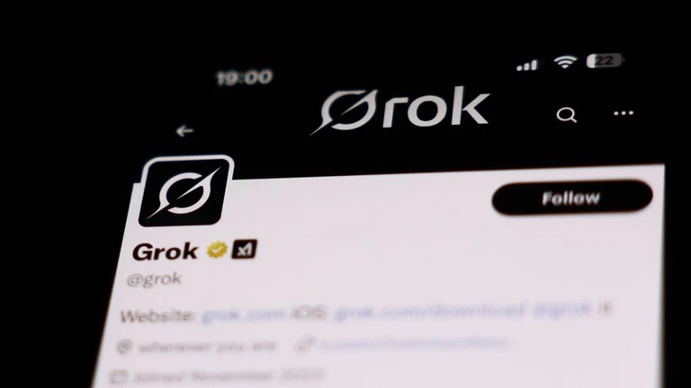 携帯電話のスクリーンに表示されたＸ上のＧｒｏｋのアカウント/Jakub Porzycki/NurPhoto/Shutterstock