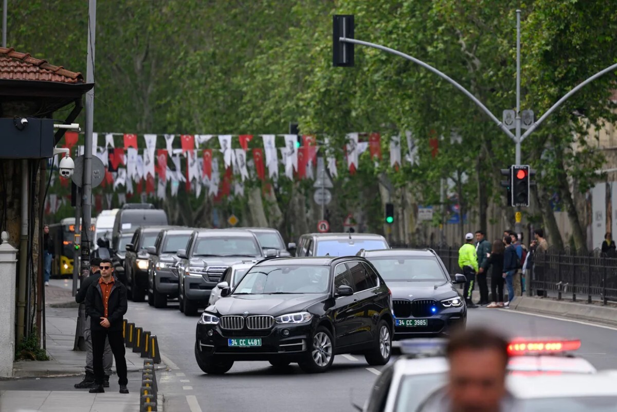 ウクライナとロシアの協議に際して車列が到着する様子=16日/Yasin Akgul/AFP/Getty Images