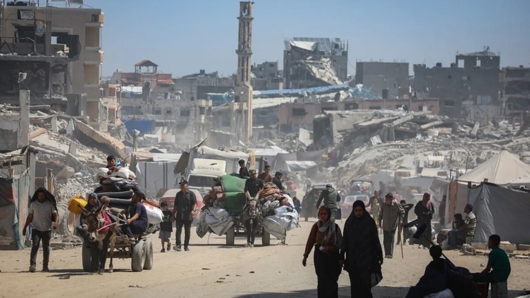 イスラエルの攻撃が強化された後、所持品を持って避難するガザ地区のパレスチナ人＝１６日/Khames Alrefi/Anadolu/Getty Images