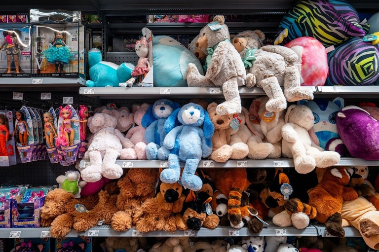 ウォルマートの商品棚に展示されているおもちゃ＝１５日、テキサス州オースティン/Brandon Bell/Getty Images via CNN Newsource