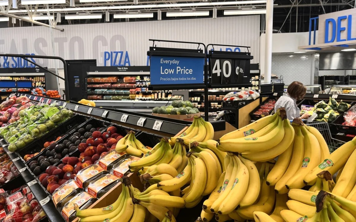 ウォルマートのスーパーマーケットで見られる果物や野菜=15日、テキサス州ヒューストン/Ronaldo Schemidt/AFP/Getty Images
