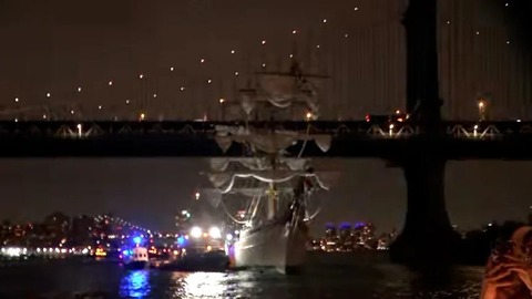 メキシコ海軍の練習帆船、米ブルックリン橋に衝突　１９人負傷