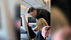 飛行中に男性が心臓発作の症状、心臓専門医と小型機器が救命の一助に