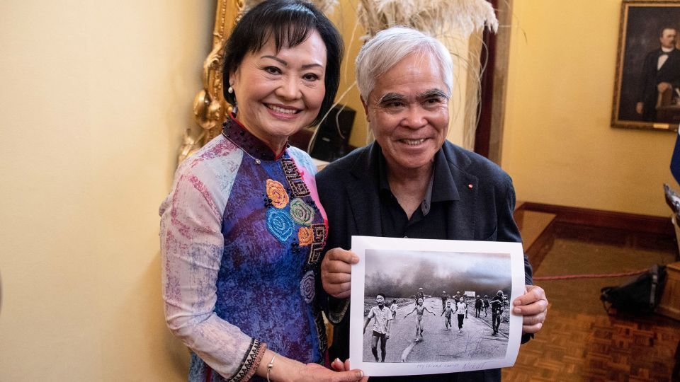 共に写真に収まるニック・ウトさん(右)とファン・ティ・キム・フックさん=2023年撮影/Ezequiel Becerra/AFP/Getty Images