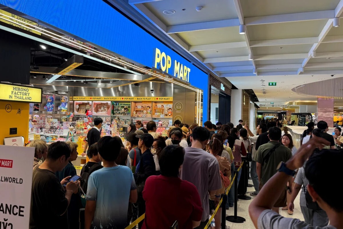 「ビッグ・イントゥー・エナジー」を買うためポップマートの店舗に殺到するファン=25日、バンコク