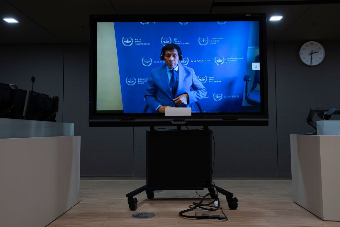 オンラインで国際刑事裁判所(ICC)の審理に参加したドゥテルテ氏=3月14日/Peter Dejong/Pool/AP/File