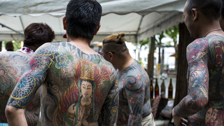 東京都内の祭り会場に集まった暴力団の組員ら＝２０１６年５月１４日撮影/Richard Atrero de Guzman/Anadolu Agency/Getty Images/File
