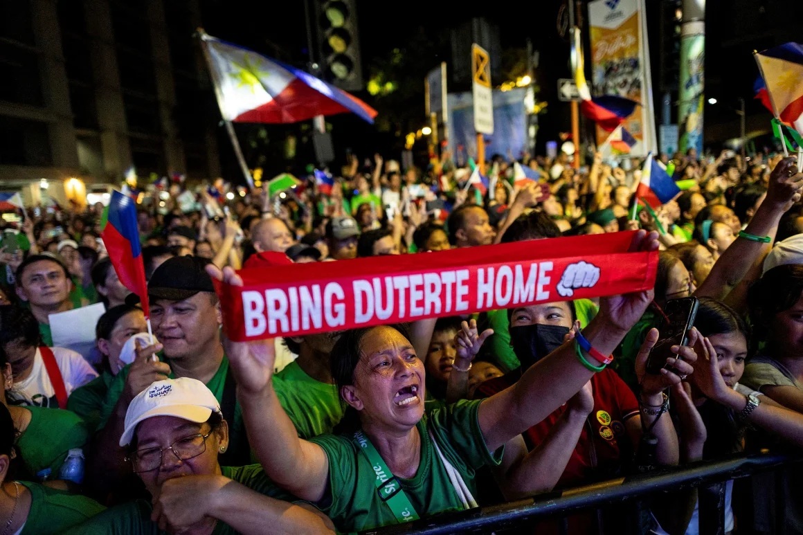 名前を呼んで団結を示すドゥテルテ前大統領の支持者=3月、フィリピン・ダバオ市/Eloisa Lopez/Reuters/File