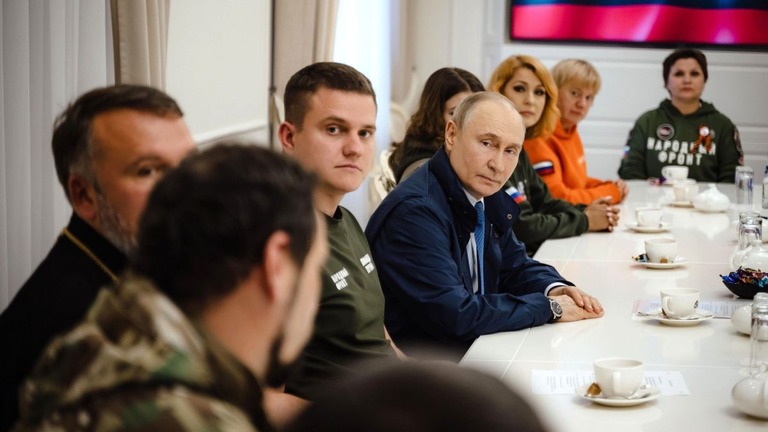 ロシアのプーチン大統領がクルスク州を訪れ、現地のボランティア団体代表者と面会した/President of Russia